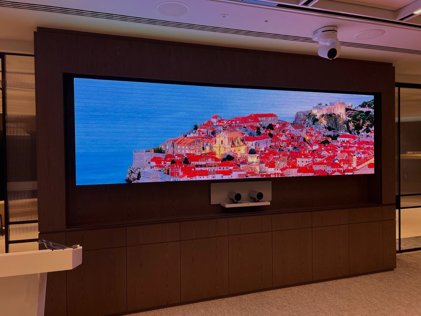 High-resolution video wall in a private bank's presentation suite